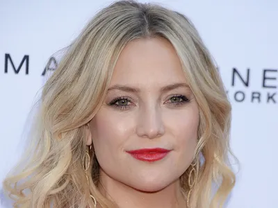 Kate Hudson Frosts Herself In Bvlgari at the 2021 Golden Globes