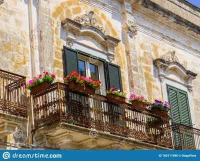 Балконы в Гинозе, Италия — стоковый фото. изображение начитывающей oð¼ - 160111990