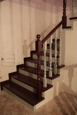 Деревянная лестница с резными балясинами