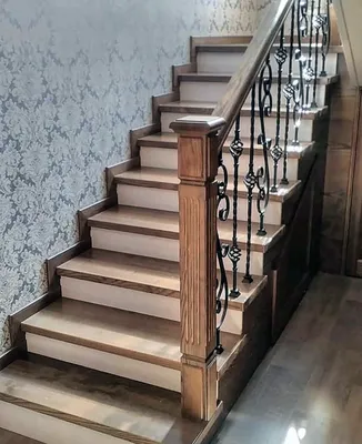 Заказать лестница с коваными балясинами , изготовление лестниц на заказ,  цена в Москве