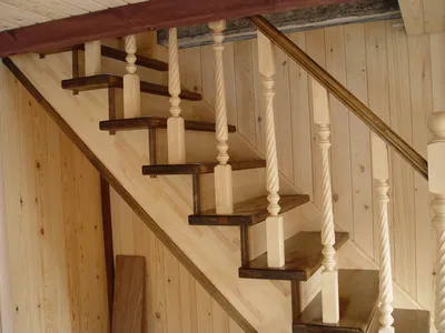 Установка балясин на деревянную лестницу: как крепить столбы к ступеням или  тетиве своими руками
