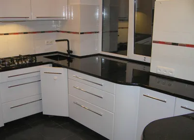Дизайн интерьера черно-белой кухни с яркими акцентами: обои и стены,  столешница и плита