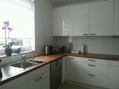 Белые кухни с деревянной столешницей фото