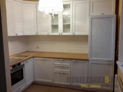 Белая кухня 9 кв м с деревянной столешницей в стиле сканди