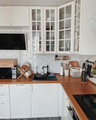 Интерьер кухни с белым гарнитуром - 67 фото