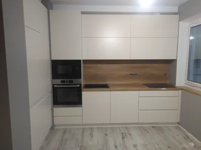 Дизайн угловой белой кухни, с деревянной столешницей - TUKTUK