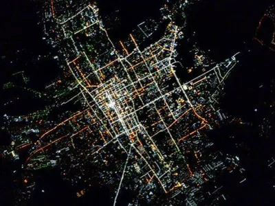 Вид из иллюминатора: Космонавт сфотографировал ночной Бишкек и другие  города мира - KLOOP.KG - Новости Кыргызстана