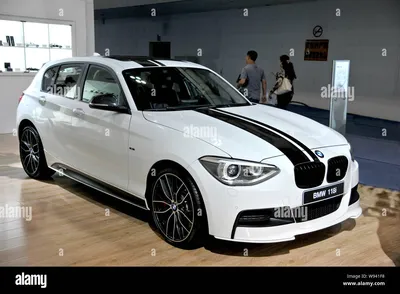 Новый BMW 1 серии, BMW 118i, модель Sportline, цвет «белый минерал металлик», 18-дюймовые диски в стиле 488 (05/2019).