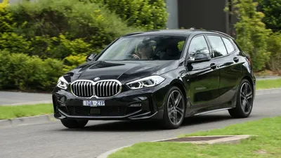 Файл:2018 BMW 118i SE Automatic 1.5.jpg — Викисклад