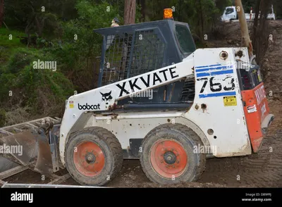 Трактор Bobcat Стоковые фотографии и изображения высокого разрешения - Alamy