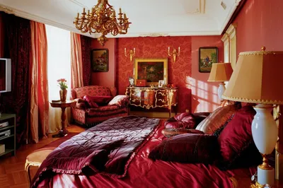 Бордовые шторы – классический элемент роскошного интерьера! | Красные  спальни, Интерьер, Для дома