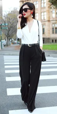 Модный лук: белая блузка с длинным рукавом, черные широкие брюки, черные  кожаные туфли, черная кожаная сумка через плечо | Лукастик