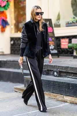 Атласные брюки с лампасами — лучшая покупка весны 2022. Оливия Палермо  показывает, с чем их носить | ELLE