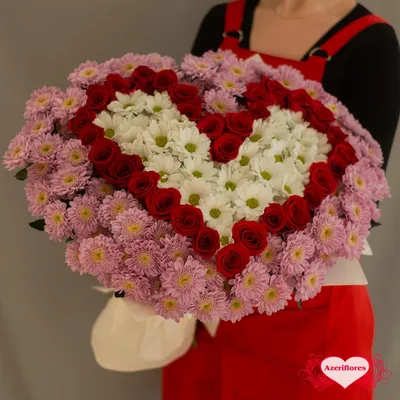 Купить букет «Чувствуй меня» в виде сердца из роз и хризантем в  Комсомольске-на-Амуре ❤ Azeriflores.ru — Комсомольск-на-Амуре