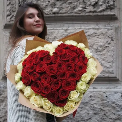 Сердце из 55 красных и белых роз по цене 12125 ₽ - купить в RoseMarkt с  доставкой по Санкт-Петербургу