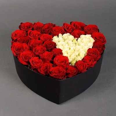 Сердце в сердце из роз в коробке от флористов Camellia в Киеве