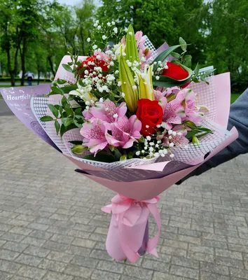 Заказать цветы Нежный букет из роз, лилий и альстромерий с доставкой по  Беларуси | Happybee.by