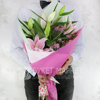 Букет из лилий и гипсофилы - купить цветы с доставкой по Москве и МО от  2590 руб | «Букет-Маркет»