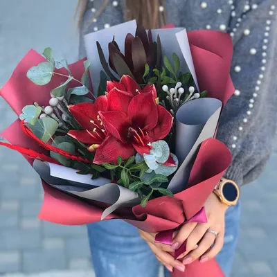 5 амариллисов в букете | Бесплатная доставка цветов по Москве