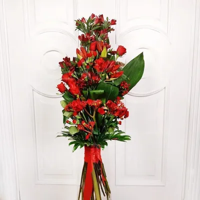 Букет с амариллисами, розами и зеленью (заказчик Роснефть) купить с  доставкой в СПб