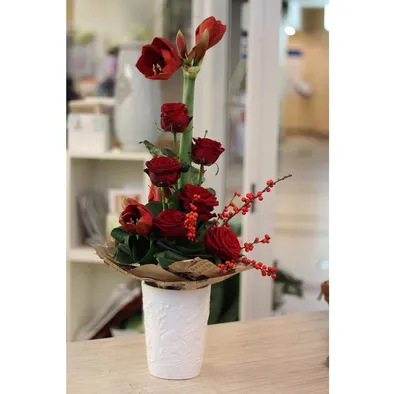 Мужской букет с красными розами и амариллисом