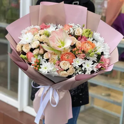 Амариллисы с розами в букете | Бесплатная доставка цветов по Москве
