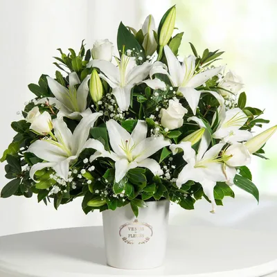 Белые лилии с розами в коробке | Бесплатная доставка цветов по Москве