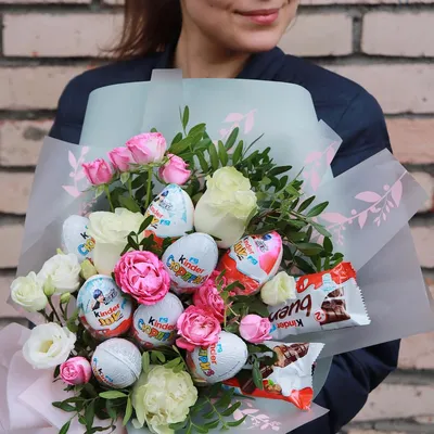 Букет с киндерами и цветами, Flowers \u0026 Gifts Saint Petersburg, buy at a  price of 4800 RUB, Sweet Bouquets on Klever with delivery | Flowwow