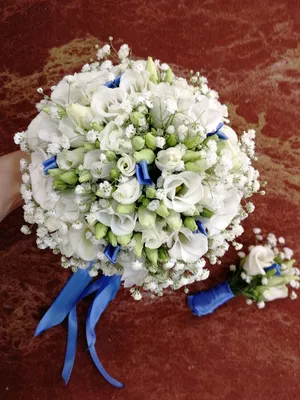 Букет невесты из белой эустому и гипсофиллы в портбукетнице с синими  ленточками и бутоньерка для жениха | Karamel96 - подарки, стильные сувениры  и свадебный декор Екатеринбург
