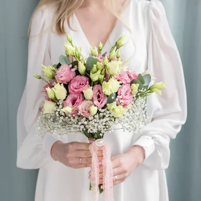 Букет невесты из розового лизиантуса и гипсофилы - Доставка цветов в  Санкт-Петербурге | Весна - сеть цветочных магазинов
