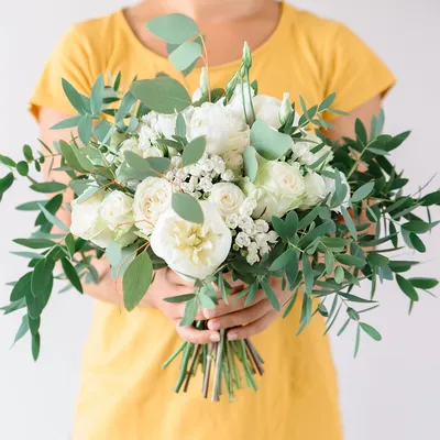 Букет невесты растрепыш из белых цветов с зеленью - заказать в Киеве