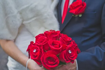 Букет невесты и бутоньерка из красных роз в тон к галстуку жениха: фото  2474959 - Фотограф Дарья Бородачева