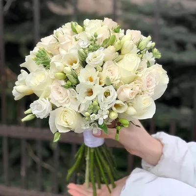 Букет невесты из белой эустомы и роз | Бесплатная доставка цветов по Москве