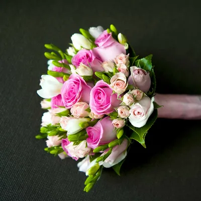 Букет невесты из кустовых роз и белой фрезии купить в Москве с доставкой  недорого