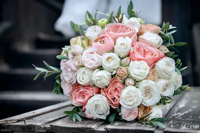 Букет невесты #72 из пионовидных и кустовых роз