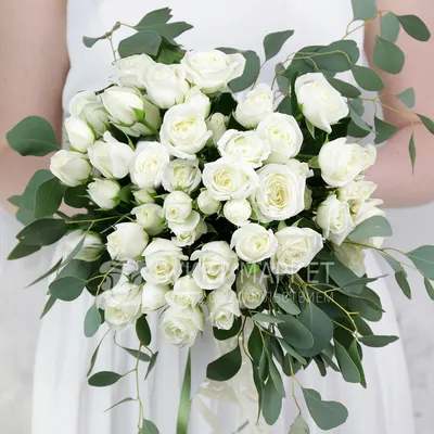 Букет невесты из белых кустовых роз и эвкалипта - купить цветы с доставкой  по Москве и МО от 6990 руб | «Букет-Маркет»