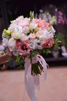 Купить свадебный Букет невесты из роз, кремовой кустовой розы и эустомы в  Минске с доставкой из цветочного магазина