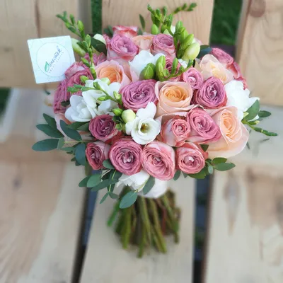 Купить букет невесты «Свадебный из кустовых роз» с доставкой в Чите -  «Flowers World»