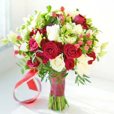 Букет невесты из пионов, кустовых роз и брунии купить в Москве с доставкой  недорого