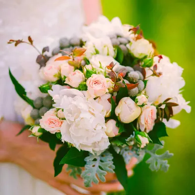 Свадебный букет из белых и сиреневых роз