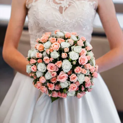 Персиково-белый букет невесты из 13 роз - Во Имя Розы
