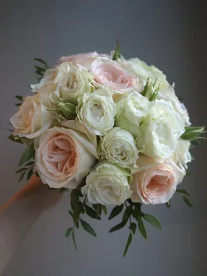 Розовый букет невесты из кустовых роз и эустомы – заказать на Ярмарке  Мастеров – MGNXIRU | Свадебные букеты, Москва