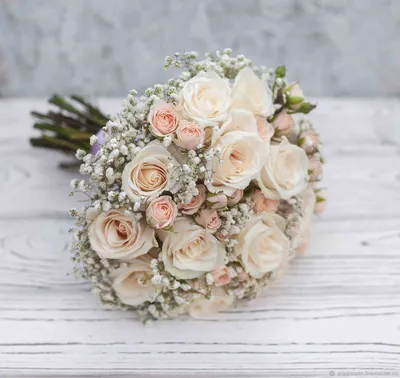 Бежевый букет невесты из пудровых и кустовых роз, гипсофилы – заказать на  Ярмарке Мастеров – MQ8CMRU | Свадебные букеты, Москва