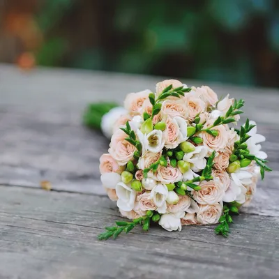 Свадебный букет из кустовой розы и фрезии | Свадебный букет, Спрей-розы, Букет  невесты