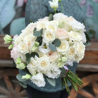 Букет невесты из эустомы и кустовых роз | Бесплатная доставка цветов по  Москве