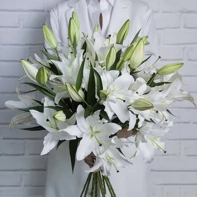 Букет невесты из гвоздик, лилий и роз - купить цветы с доставкой по Москве  и МО от 6190 руб | «Букет-Маркет»