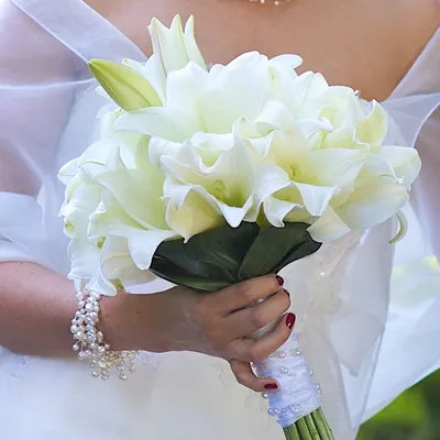 Лилии в букете невесты