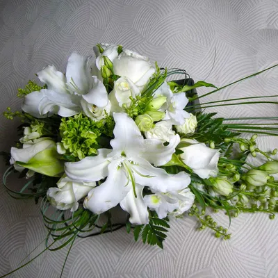 Букет невесты из белых лилий, роз и зелени купить в Москве с доставкой  недорого