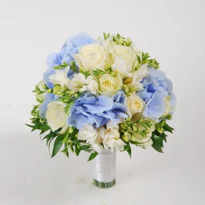 Букет невесты с голубой гортензией от сети магазинов Camellia в Киеве