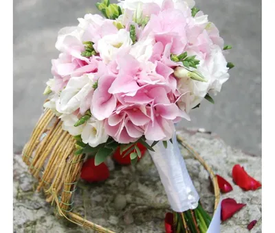 Букет цветов невесты из розовой гортензии, белоснежной эустомы и фрезии с  доставкой в Екатеринбурге